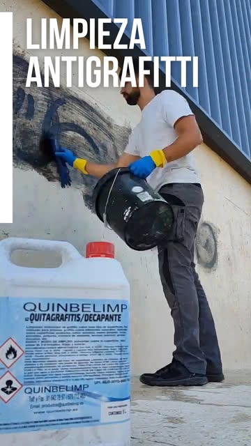 Profesional de Quinbelimp eliminando una pintada de una pared exterior