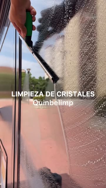 Limpieza manual de un cristal con jabón y una rasqueta