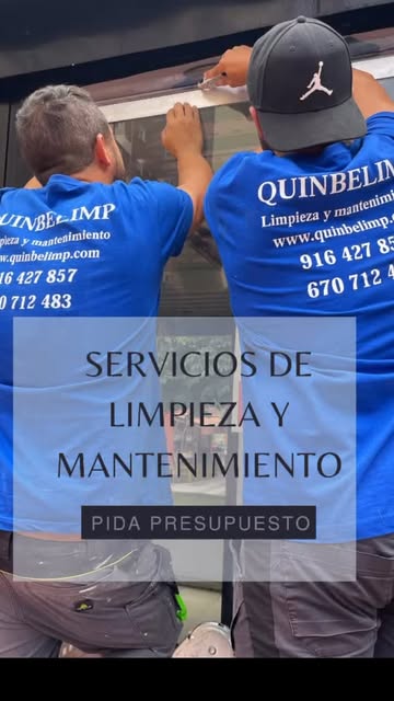 Dos profesionales con uniforme de Quinbelimp trabajando juntos en un cerramiento